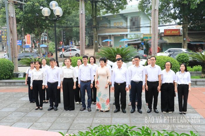 Các đại biểu tham gia dâng hoa, dâng hương tại Khuôn viên lưu niệm Chủ tịch Hồ Chí Minh