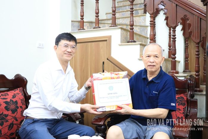 Lãnh đạo Bảo hiểm xã hội tỉnh tặng quà cho thương binh là thân nhân đoàn viên công đoàn Bảo hiểm xã hội tỉnh