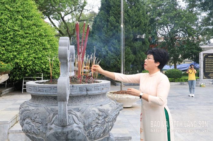 Lãnh đạo Bảo hiểm xã hội tỉnh dâng hương tại tượng đài đồng chí Hoàng Văn Thụ