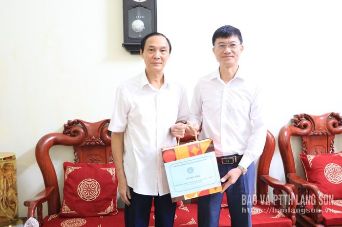 Lãnh đạo Bảo hiểm xã hội tỉnh tặng quà cho thương binh là thân nhân đoàn viên công đoàn Bảo hiểm xã hội tỉnh