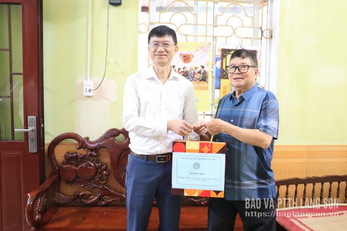 Lãnh đạo Bảo hiểm xã hội tỉnh tặng quà thương binh nguyên là cán bộ Bảo hiểm xã hội tỉnh