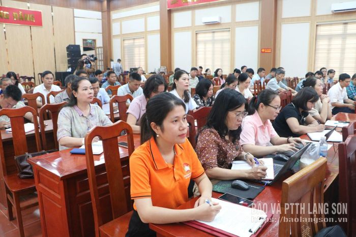 Đại biểu nghe báo cáo tóm tắt kết quả kỳ họp giữa năm 2026 HĐND tỉnh