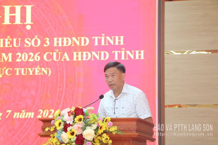 Lãnh đạo UBND xã Đồng Đăng trao đổi, thông tin một số nội dung cử tri quan tâm