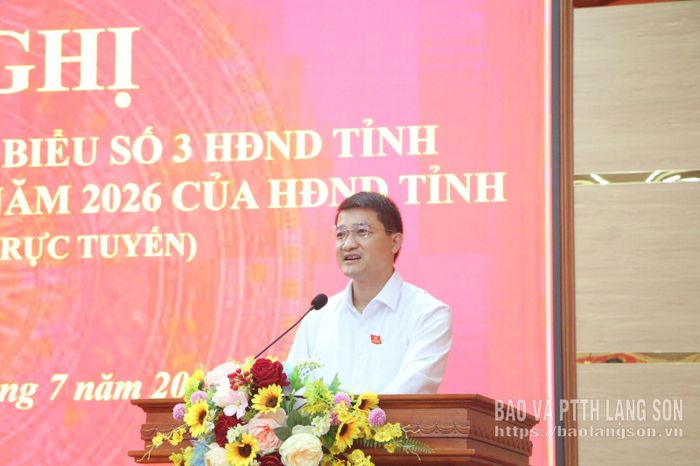 Đồng chí Trịnh Tiến Duy, Tỉnh ủy viên, Bí thư Đảng ủy, Chủ tịch HĐND xã Đồng Đăng, Tổ trưởng tổ đại biểu số 3 HĐND tỉnh phát biểu tại hội nghị