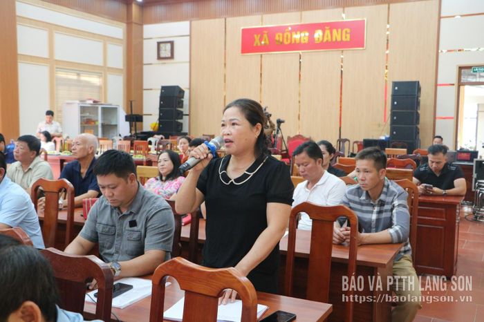 Cử tri phát biểu tại hội nghị
