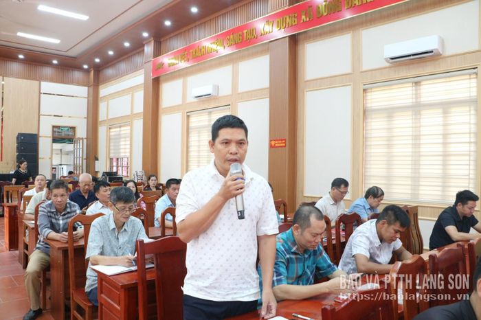 Cử tri phát biểu ý kiến tại hội nghị