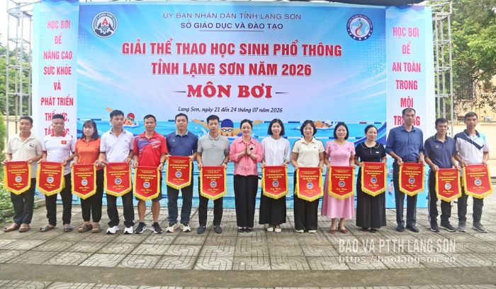 Ban tổ chức trao cờ lưu niệm cho các đoàn tham dự giải