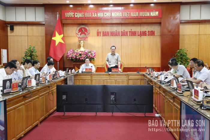 Đồng chí Nguyễn Cảnh Toàn, Phó Bí thư Tỉnh ủy, Chủ tịch UBND tỉnh chủ trì cuộc họp