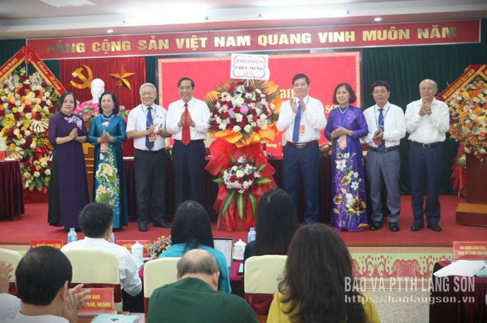 Lãnh đạo Hội Người cao tuổi Việt Nam tặng hoa chúc mừng đại hội
