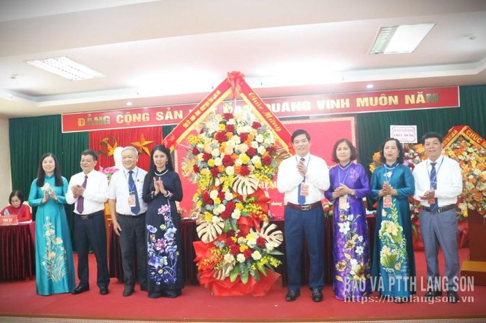 Đồng chí Đoàn Thu Hà, Phó Bí thư Tỉnh ủy, Trưởng Đoàn đại biểu Quốc hội tỉnh, Chủ tịch Ủy ban MTTQ Việt Nam tỉnh tặng hoa chúc mừng đại hội