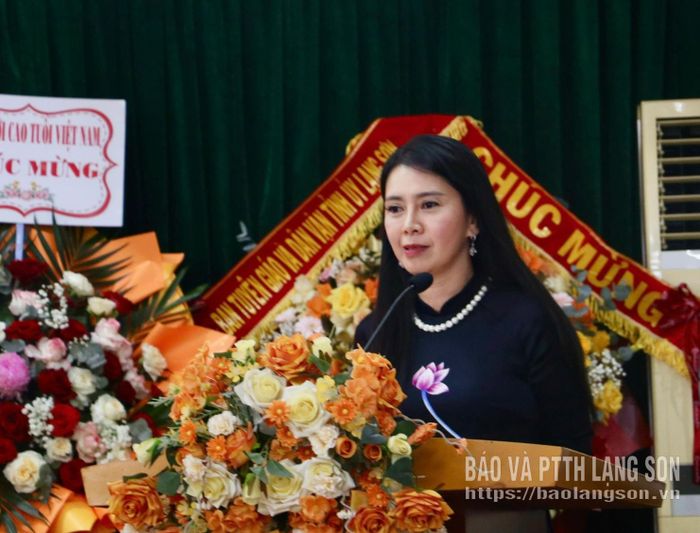 Đồng chí Đoàn Thu Hà, Phó Bí thư Tỉnh ủy, Trưởng Đoàn đại biểu Quốc hội tỉnh, Chủ tịch Ủy ban MTTQ Việt Nam tỉnh phát biểu tại đại hội