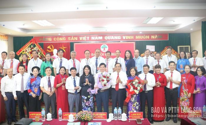 Các đại biểu tặng hoa chúc mừng Ban Chấp hành Hội Người cao tuổi tỉnh nhiệm kỳ 2026 - 2031