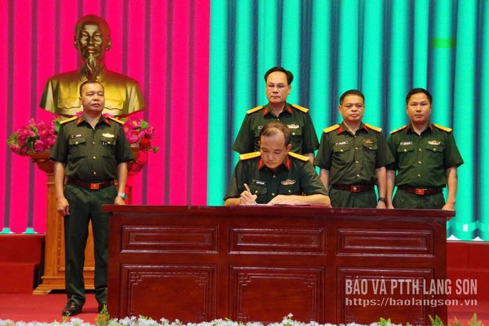 Đại diện các cơ quan ký kết giao ước thi đua