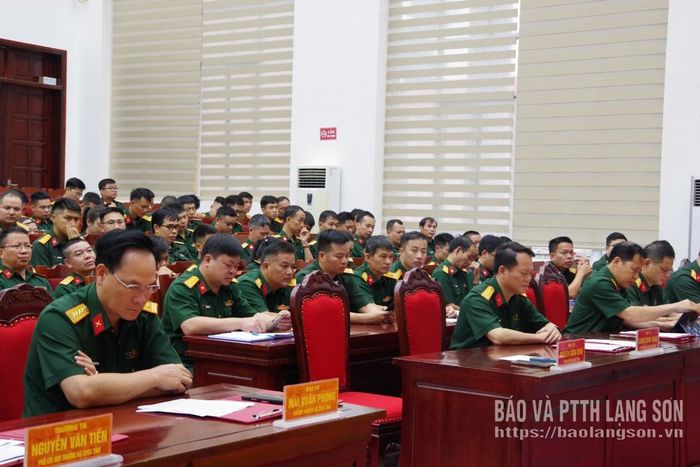 Các đại biểu dự lễ phát động phong trào thi đua