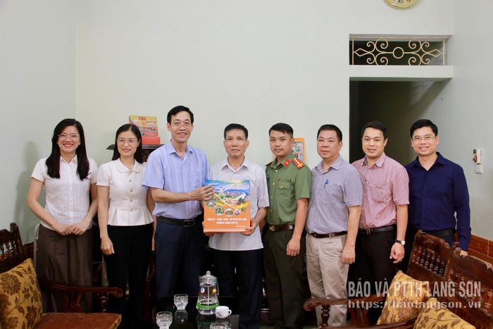 Đoàn công tác thăm hỏi, tặng quà ông Nguyễn Đăng Việt (khối Cửa Bắc)