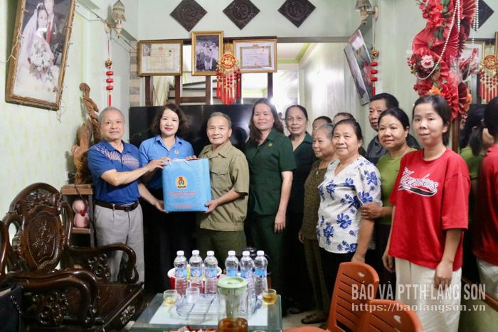 Lãnh đạo Liên đoàn Lao động tỉnh và Hội Cựu TNXP tỉnh tặng quà cho gia đình liệt sĩ Vũ Đức Lộc, thôn 3, xã Thất Khê