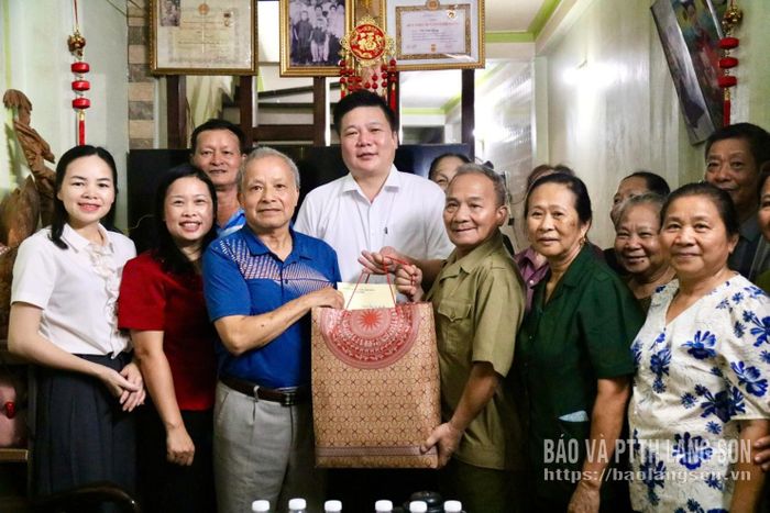 Lãnh đạo xã Thất Khê tặng quà cho gia đình liệt sĩ Vũ Đức Lộc, thôn 3, xã Thất Khê