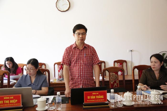 Lãnh đạo UBND xã Thống Nhất báo cáo tình hình triển khai chính sách về đất đai trên địa bàn xã