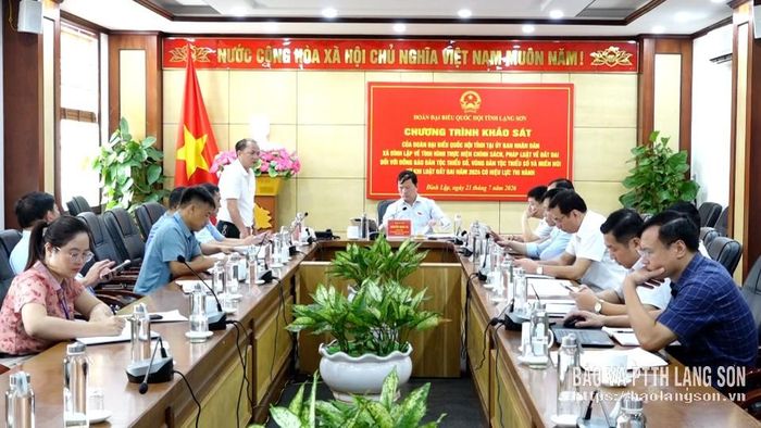 Lãnh đạo Đảng ủy xã Đình Lập báo cáo tình hình triển khai các chính sách, pháp luật về đất đai trên địa bàn