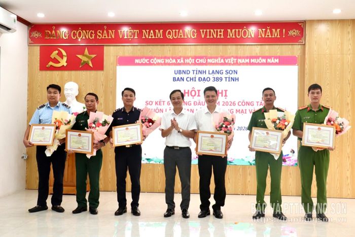Các cá nhân có thành tích xuất sắc trong công tác đấu tranh chống buôn lậu, gian lận và hàng giả năm 2025 vinh dự nhận bằng khen của Trưởng BCĐ 389 quốc gia