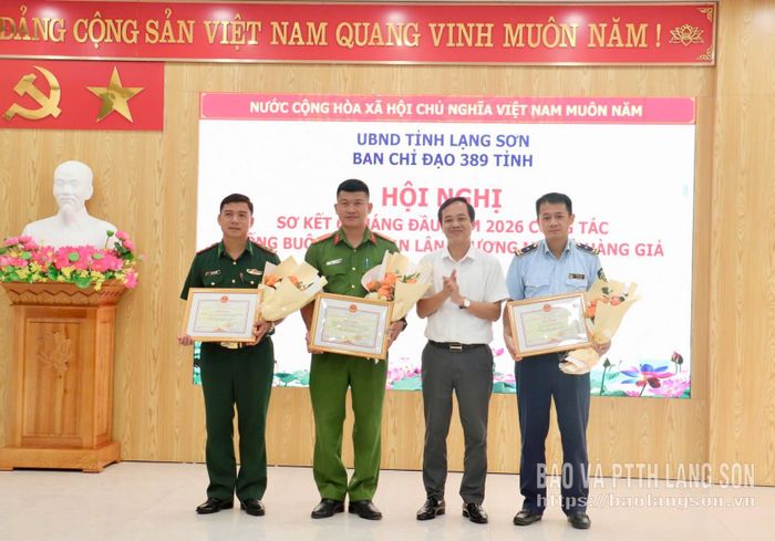 Các tập thể có thành tích xuất sắc trong công tác đấu tranh chống buôn lậu, gian lận và hàng giả năm 2025 vinh dự nhận bằng khen của Trưởng BCĐ 389 quốc gia