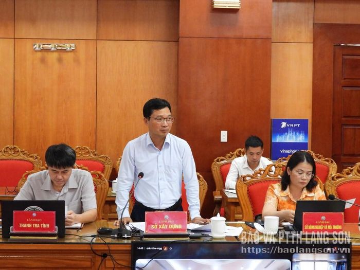 Đại diện Sở Xây dựng báo cáo tại cuộc họp