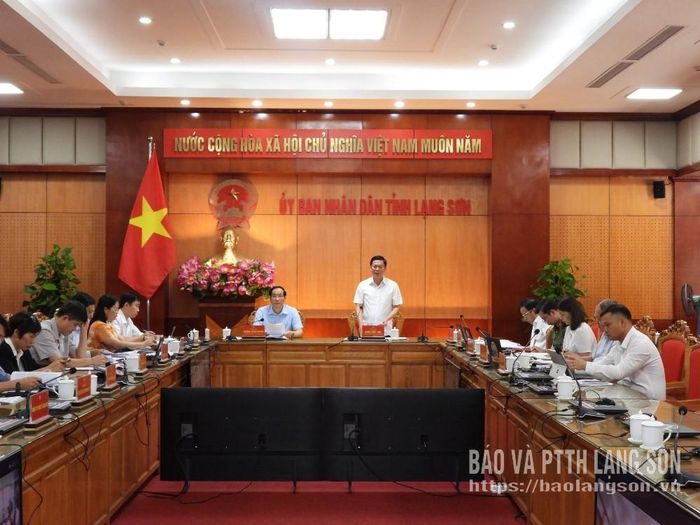 Đồng chí Đinh Hữu Học, Ủy viên Ban Thường vụ Tỉnh ủy, Phó Chủ tịch Thường trực UBND tỉnh phát biểu điều hành tại cuộc họp