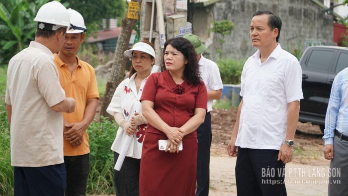 Chủ đầu tư dự án trao đổi các khó khăn vướng mắc với Đoàn kiểm tra