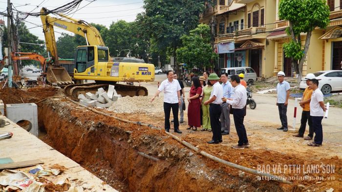 Đoàn kiểm tra thực tế tiến độ triển khai dự án tại đoạn đường Chu Văn An, khối 14, phường Đông Kinh