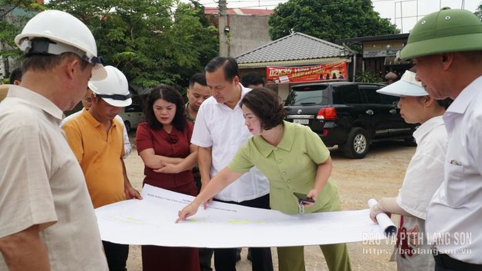 Đoàn kiểm tra xem bản đồ GPMB dự án