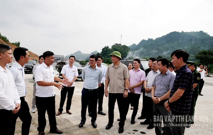 Đồng chí Nguyễn Cảnh Toàn, Phó Bí thư Tỉnh ủy, Chủ tịch UBND tỉnh nghe báo cáo tiến độ dự án Mở rộng đường vận chuyển hàng hóa chuyên dụng tại khu vực mốc 1119-1120 cửa khẩu quốc tế Hữu Nghị