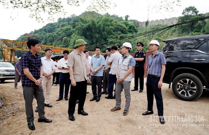 Đồng chí Nguyễn Cảnh Toàn, Phó Bí thư Tỉnh ủy, Chủ tịch UBND tỉnh trao đổi với nhà thầu thi công dự án Mở rộng đường chuyên dụng vận chuyển hàng hóa khu vực mốc 1088/2-1089