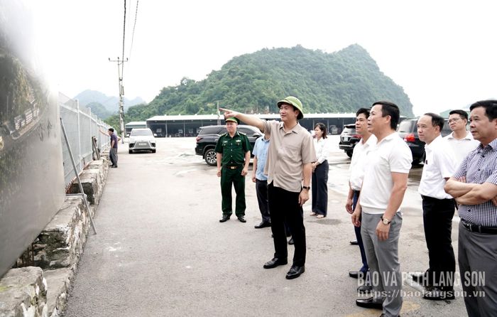 Đồng chí Nguyễn Cảnh Toàn, Phó Bí thư Tỉnh ủy, Chủ tịch UBND tỉnh kiểm tra tình hình thực hiện dự án Bến xe hàng hóa XNK tại tuyến đường chuyên dụng vận chuyển hàng hóa khu vực mốc 1088/2-1089