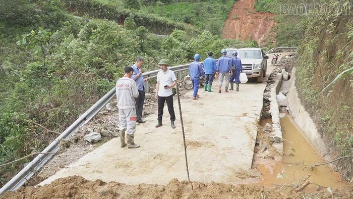 Các phương tiện không thể di chuyển khi nhiều đoạn đường bị cuốn trôi.
