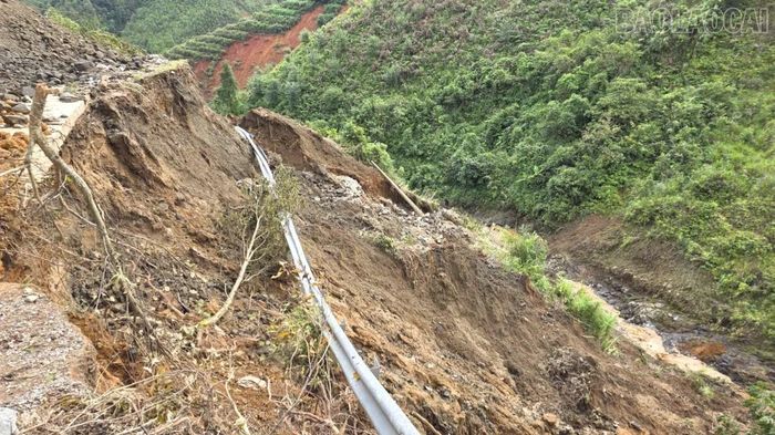 Nhiều đoạn đường bị tàn phá nặng nề.