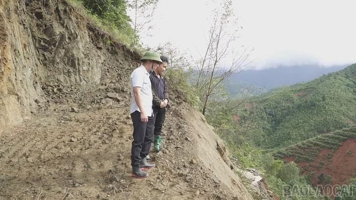 Lãnh đạo xã Chế Tạo kiểm tra tiến độ khắc phục đoạn đường bị lũ cuốn trôi.