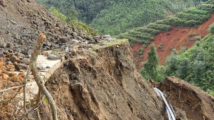 Việc khắc phục và thông tuyến đường vào xã Chế Tạo sẽ mất nhiều thời gian nếu không có sự hỗ trợ.