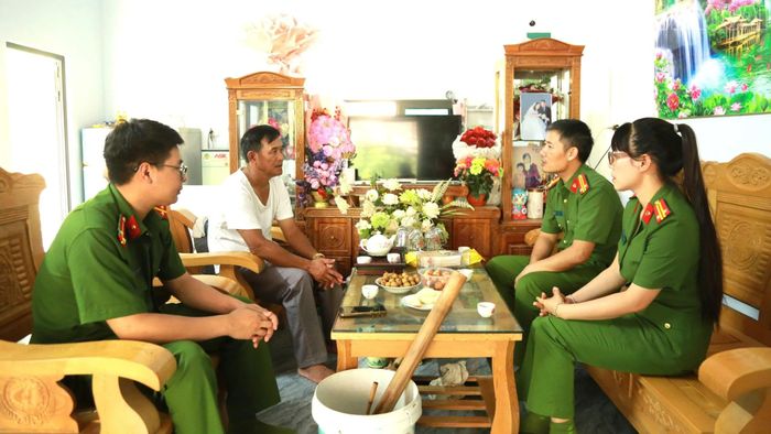 Công an xã Bảo Nhai quan tâm công tác quản lý, giáo dục người nghiện ma túy tái hòa nhập cộng đồng.