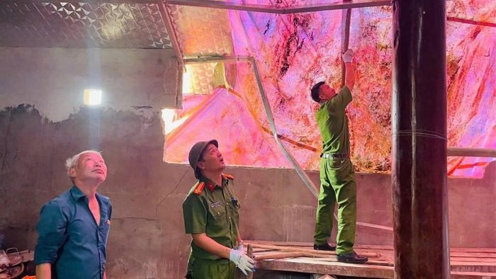 Công an xã Bảo Nhai thường xuyên gần dân sát dân, giúp Nhân dân từ những việc nhỏ nhất.