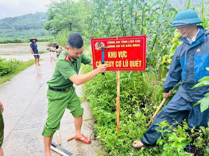 Cán bộ, chiến sĩ Công an xã Bảo Nhai thường xuyên nắm tình hình, kịp thời hỗ trợ Nhân dân phòng, tránh thiên tai, đảm bảo an toàn về người và tài sản.