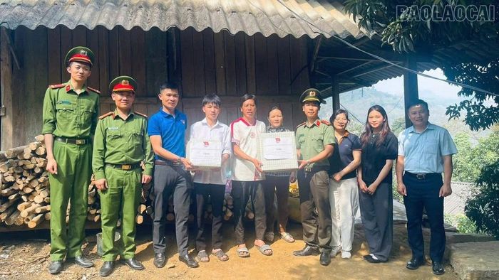 Công an xã Bảo Nhai hỗ trợ 02 em học sinh có hoàn cảnh đặc biệt khó khăn.
