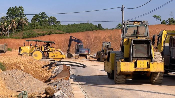 Các nhà thầu tập trung máy móc thi công hạ tầng kỹ thuật.
