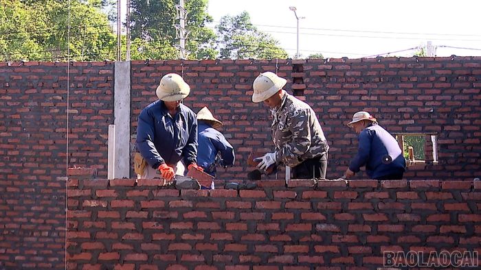 Một số hộ dân được bố trí tái định cư đang triển khai xây dựng nhà để sớm ổn định cuộc sống.