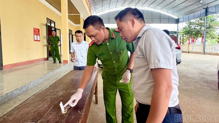 Cán bộ Công an xã Xuân Ái kiểm tra kết quả xét nghiệm chất ma túy.