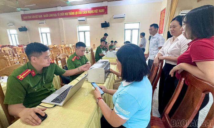 Cán bộ, công chức, viên chức, đảng viên làm thủ tục trước khi xét nghiệm.