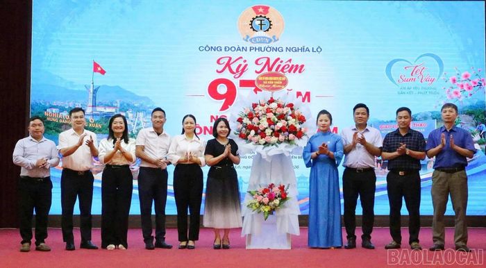 Liên đoàn Lao động tỉnh và Thường trực Đảng ủy các xã, phường tặng hoa chúc mừng Công đoàn phường Nghĩa Lộ.