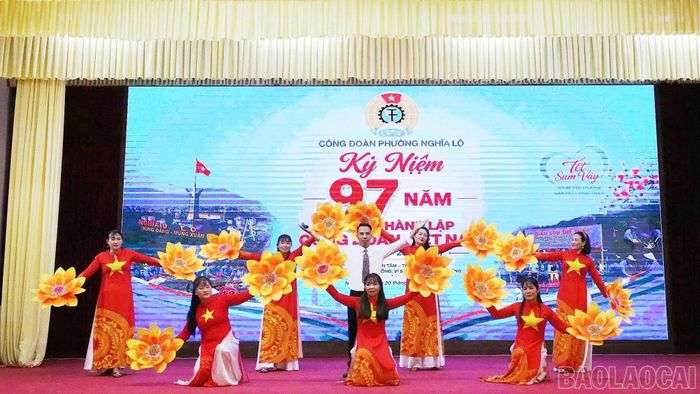 Tiết mục văn nghệ chào mừng tại buổi gặp mặt.