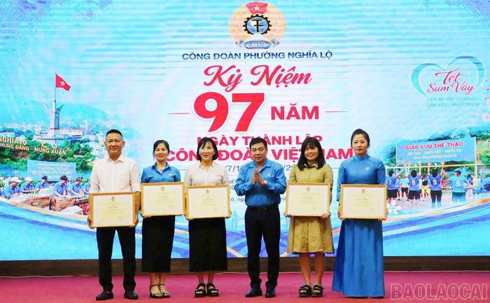 Liên đoàn Lao động tỉnh tặng bằng khen cho 05 cá nhân có thành tích xuất sắc trong các phong trào thi đua năm 2025.