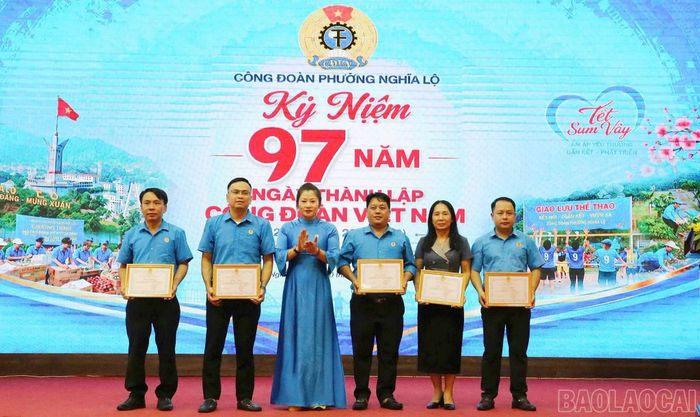 Công đoàn phường Nghĩa Lộ khen thưởng các tập thể và cá nhân có thành tích xuất sắc trong phong trào công nhân, viên chức, lao động và hoạt động công đoàn.