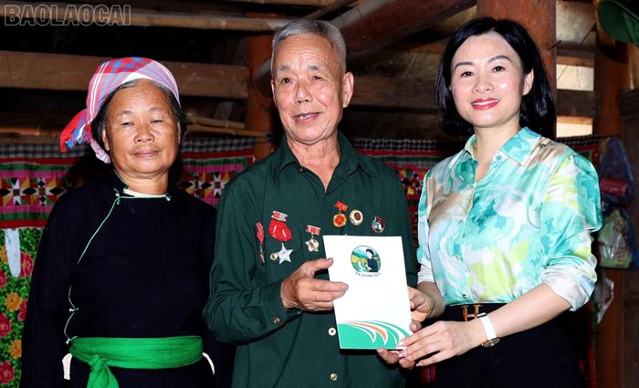 Lãnh đạo xã Dương Quỳ tặng quà ông Hoàng Văn Lốt.